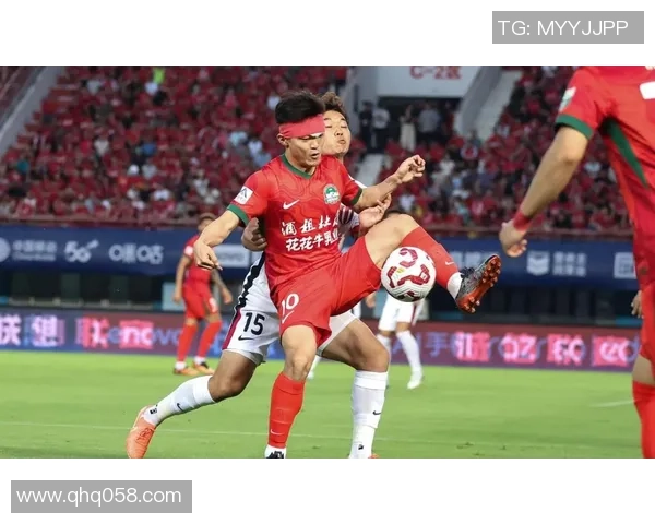 足球明星意外受伤摔破膝盖瞬间照片引发球迷热议与关注 足球明星意外受伤摔破膝盖瞬间照片引发球迷热议与关注