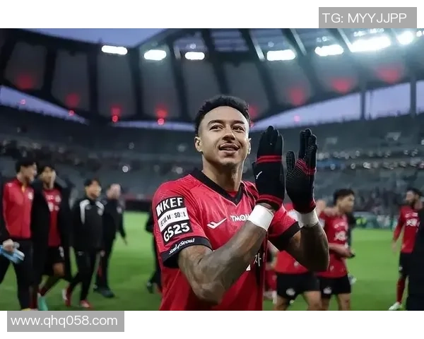 足球明星昔日辉煌与如今落寞的背影对比图揭示人生起伏与荣耀背后的孤独感 足球明星昔日辉煌与如今落寞的背影对比图揭示人生起伏与荣耀背后的孤独感